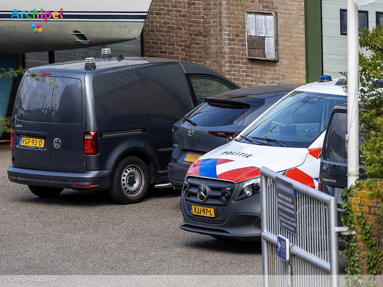 Gewonde man aangetroffen op boot in Herkingen, vrouw aangehouden