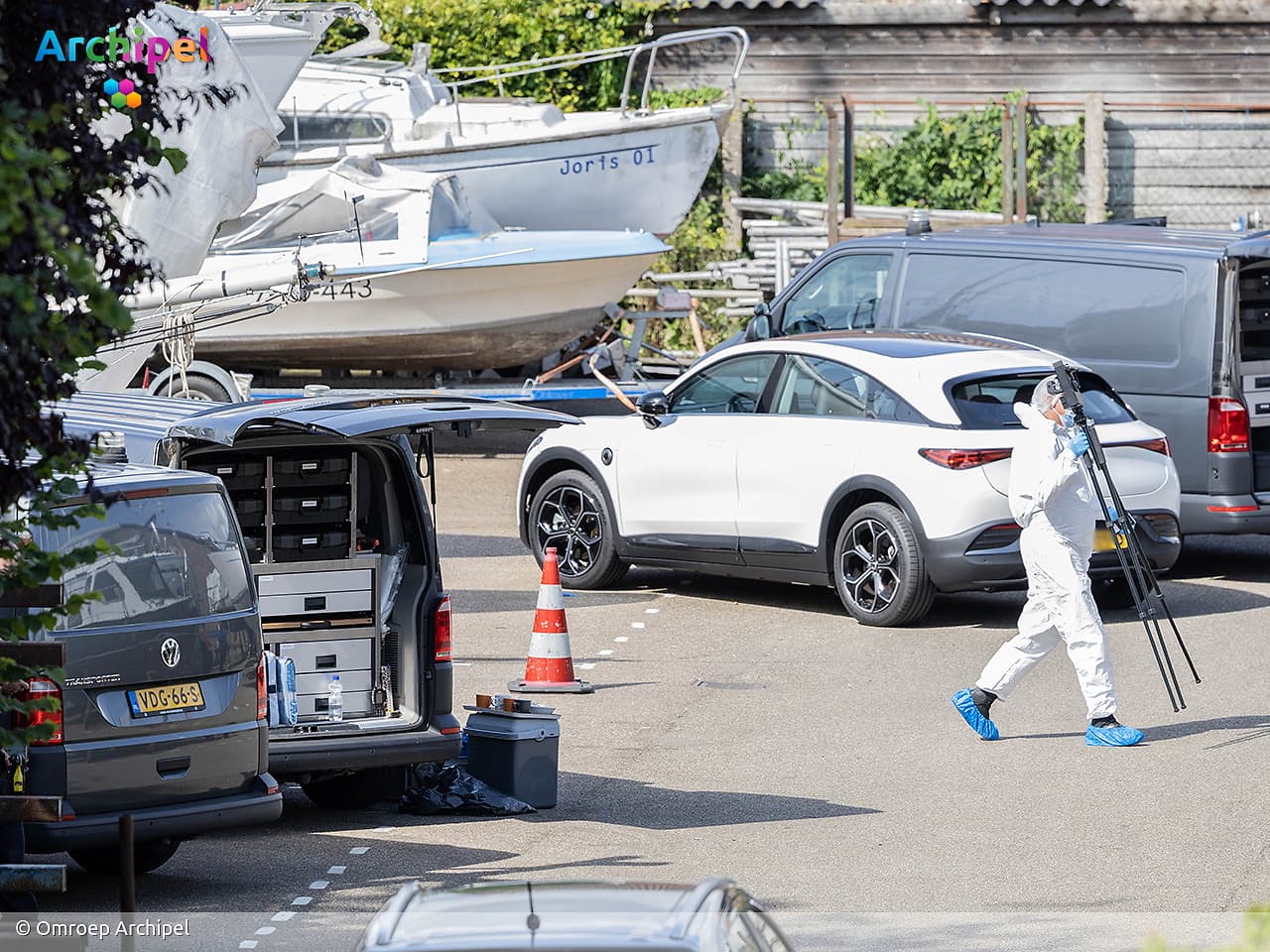 Gewonde man aangetroffen op boot in Herkingen, vrouw aangehouden