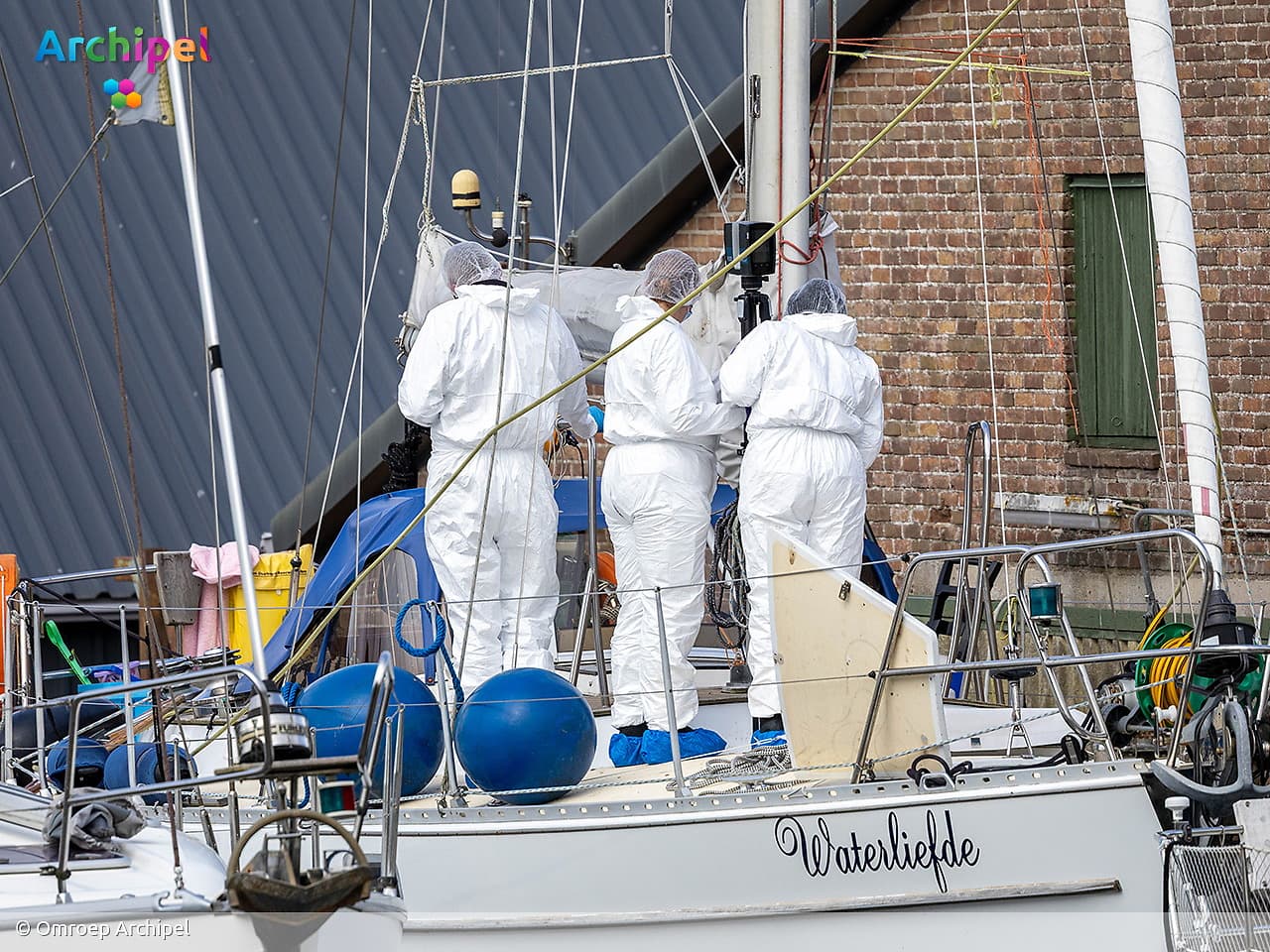 Gewonde man aangetroffen op boot in Herkingen, vrouw aangehouden