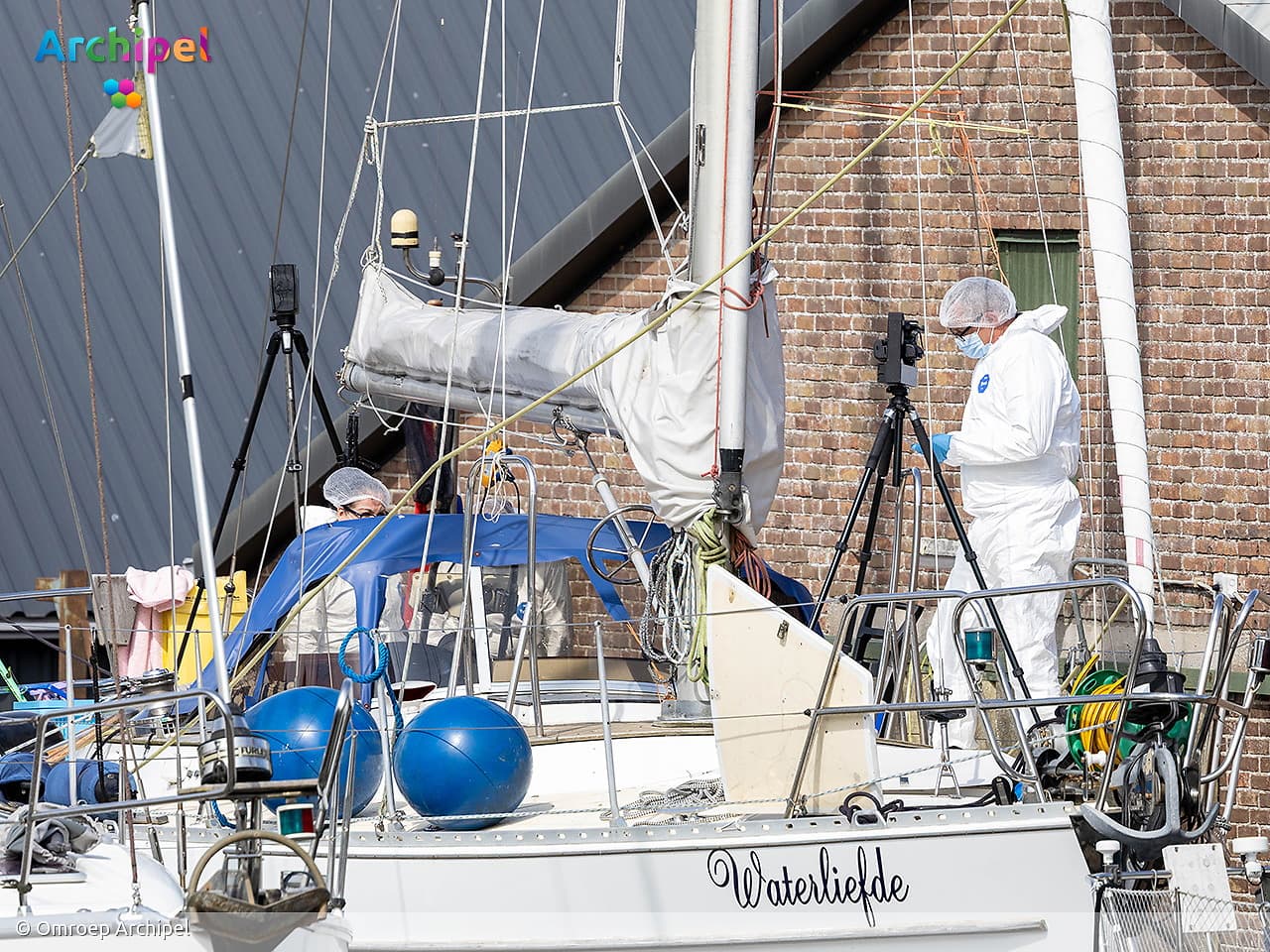 Gewonde man aangetroffen op boot in Herkingen, vrouw aangehouden