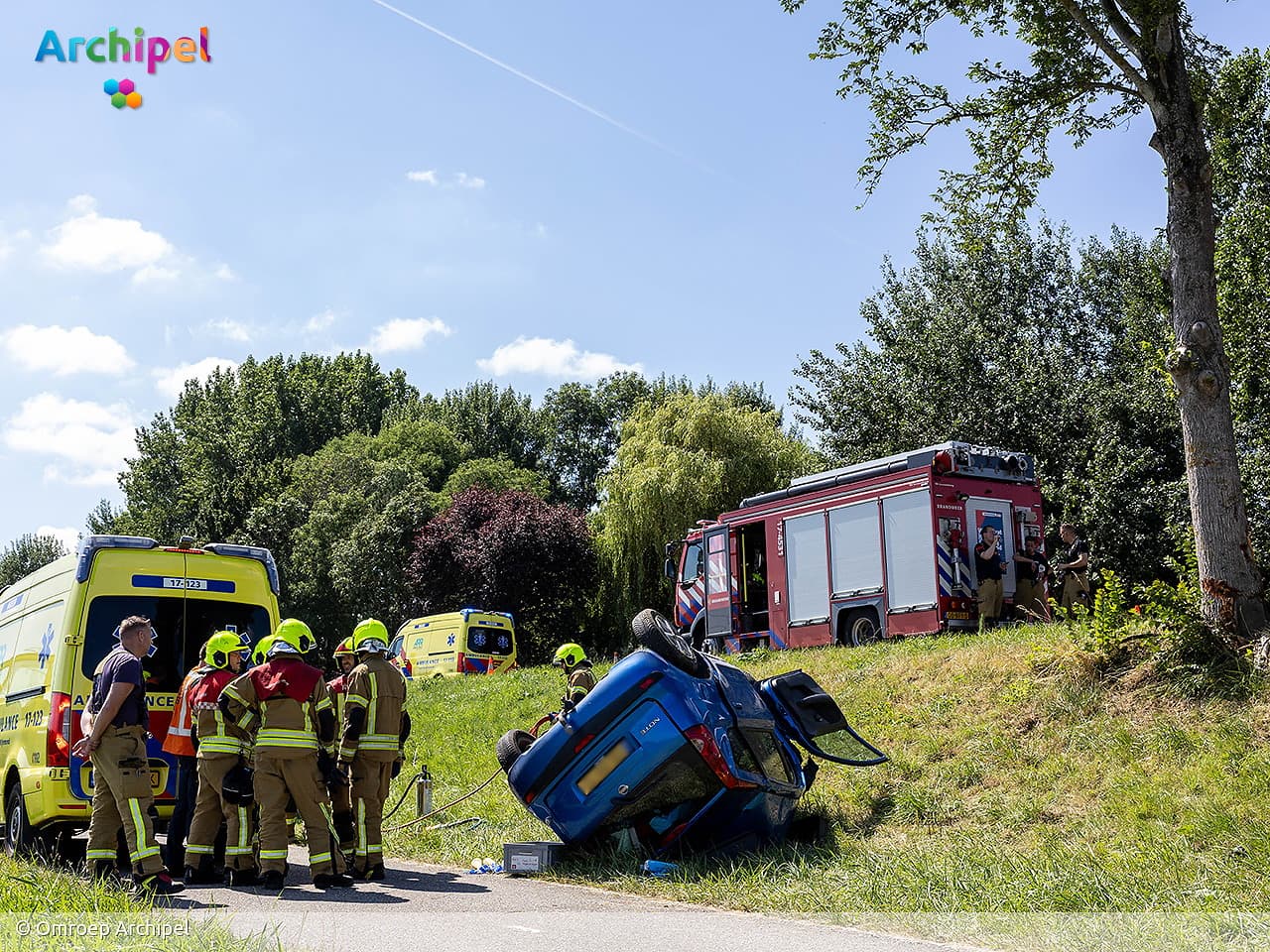 Auto op de kop na botsing tegen boom, bestuurder zwaargewond