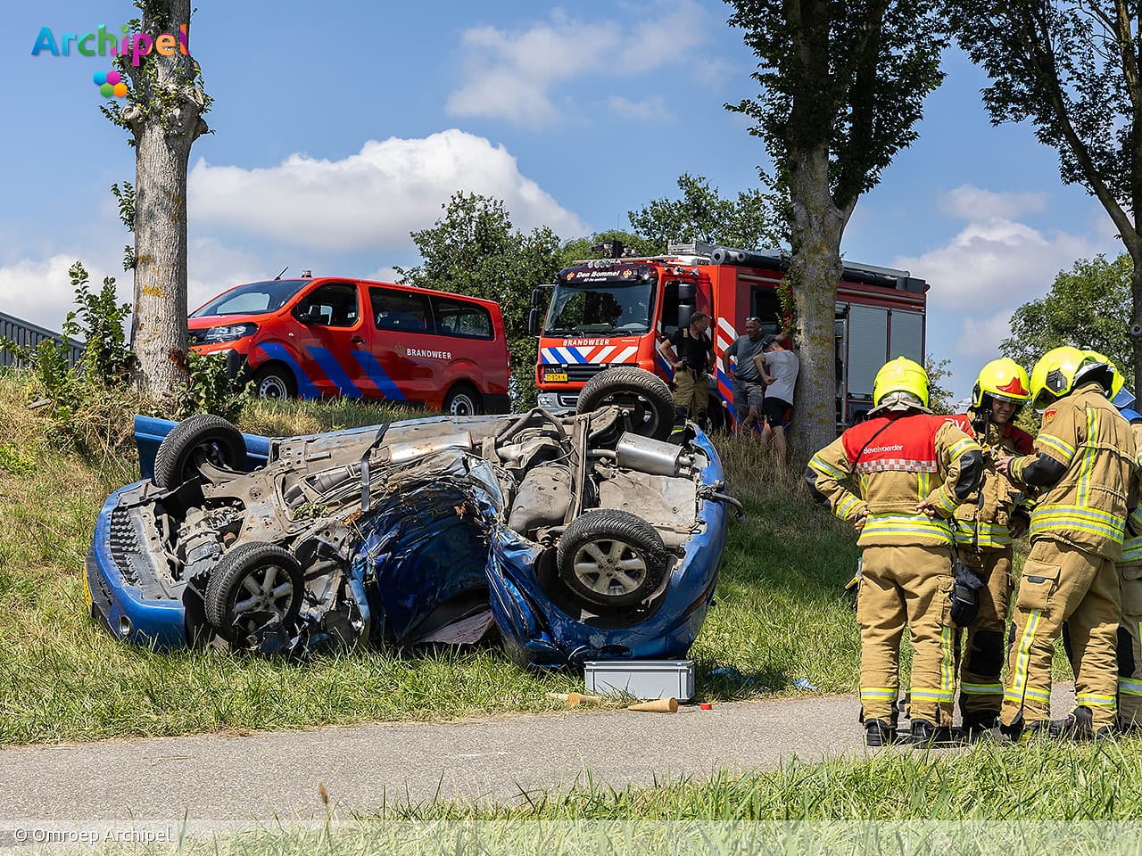 Auto op de kop na botsing tegen boom, bestuurder zwaargewond