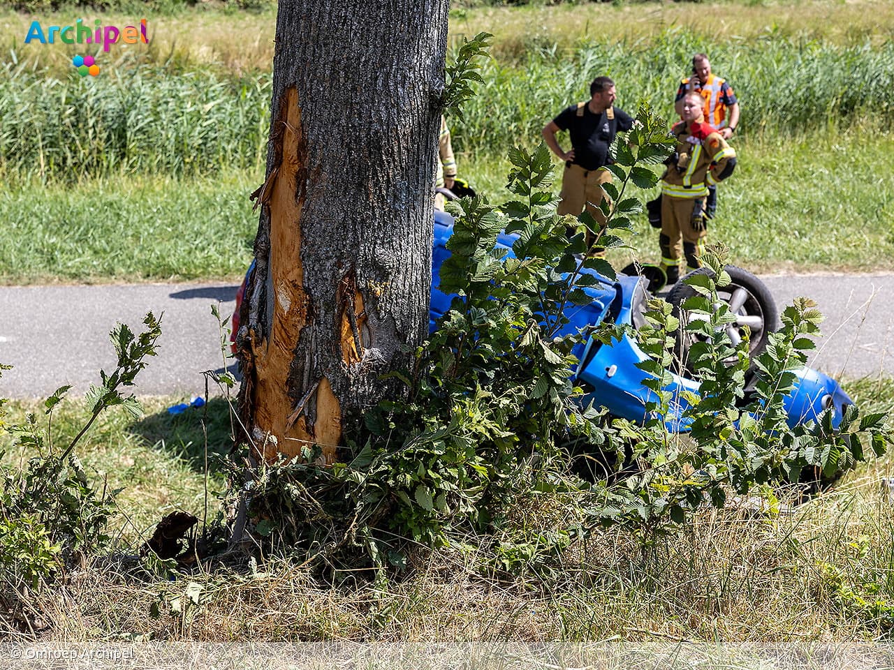 Auto op de kop na botsing tegen boom, bestuurder zwaargewond