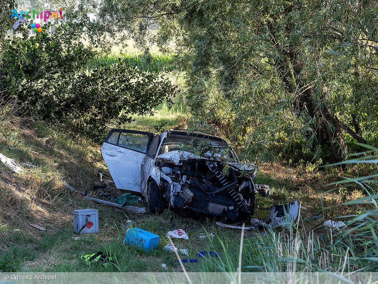 Automobilist aangehouden na botsing tegen boom