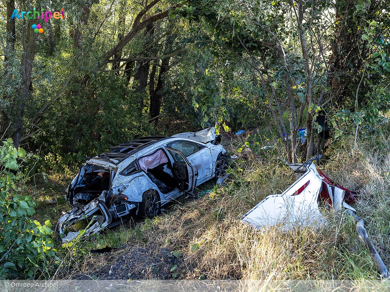 Automobilist aangehouden na botsing tegen boom