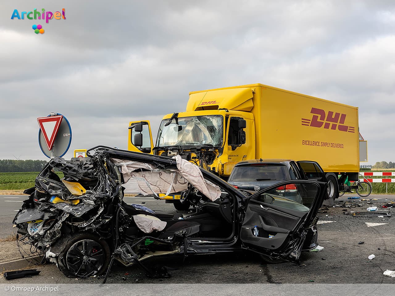 Twee gewonden bij ongeval met vrachtwagen en twee auto's