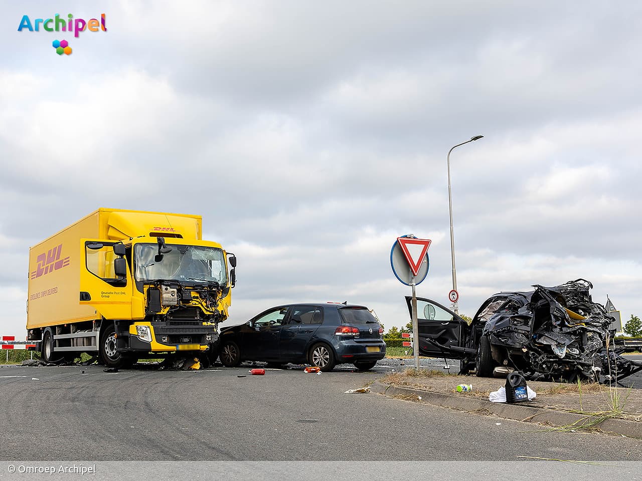 Twee gewonden bij ongeval met vrachtwagen en twee auto's