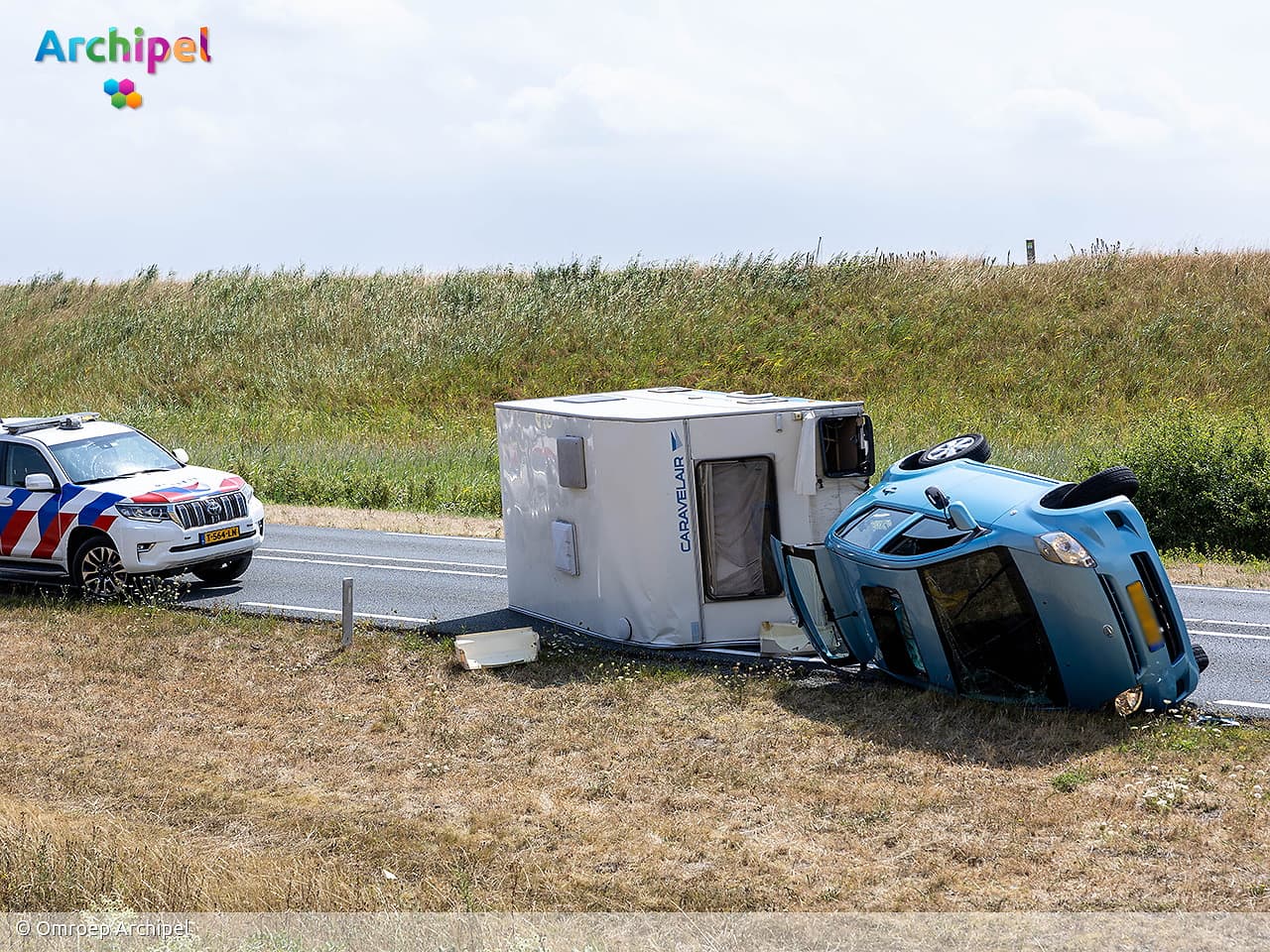 Auto met caravan gekanteld op N57 bij Ouddorp