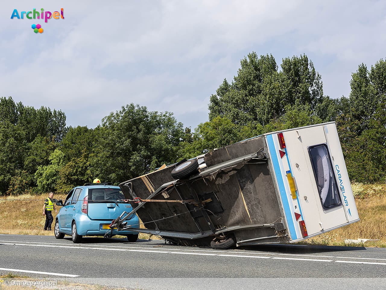 Auto met caravan gekanteld op N57 bij Ouddorp