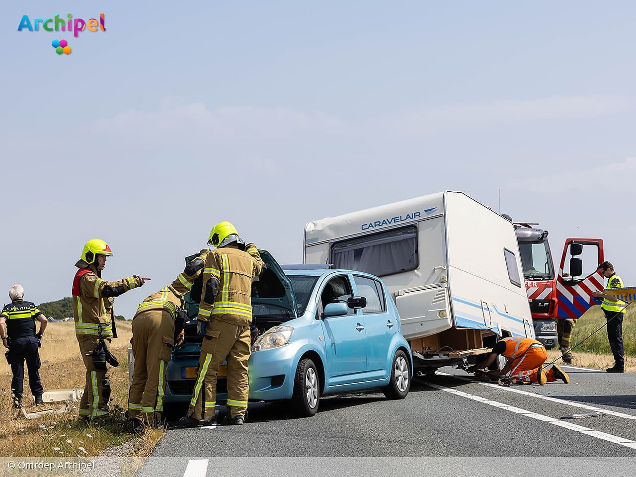 Auto met caravan gekanteld op N57 bij Ouddorp