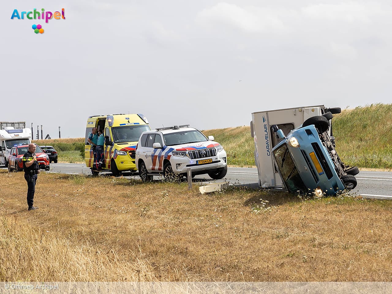Auto met caravan gekanteld op N57 bij Ouddorp