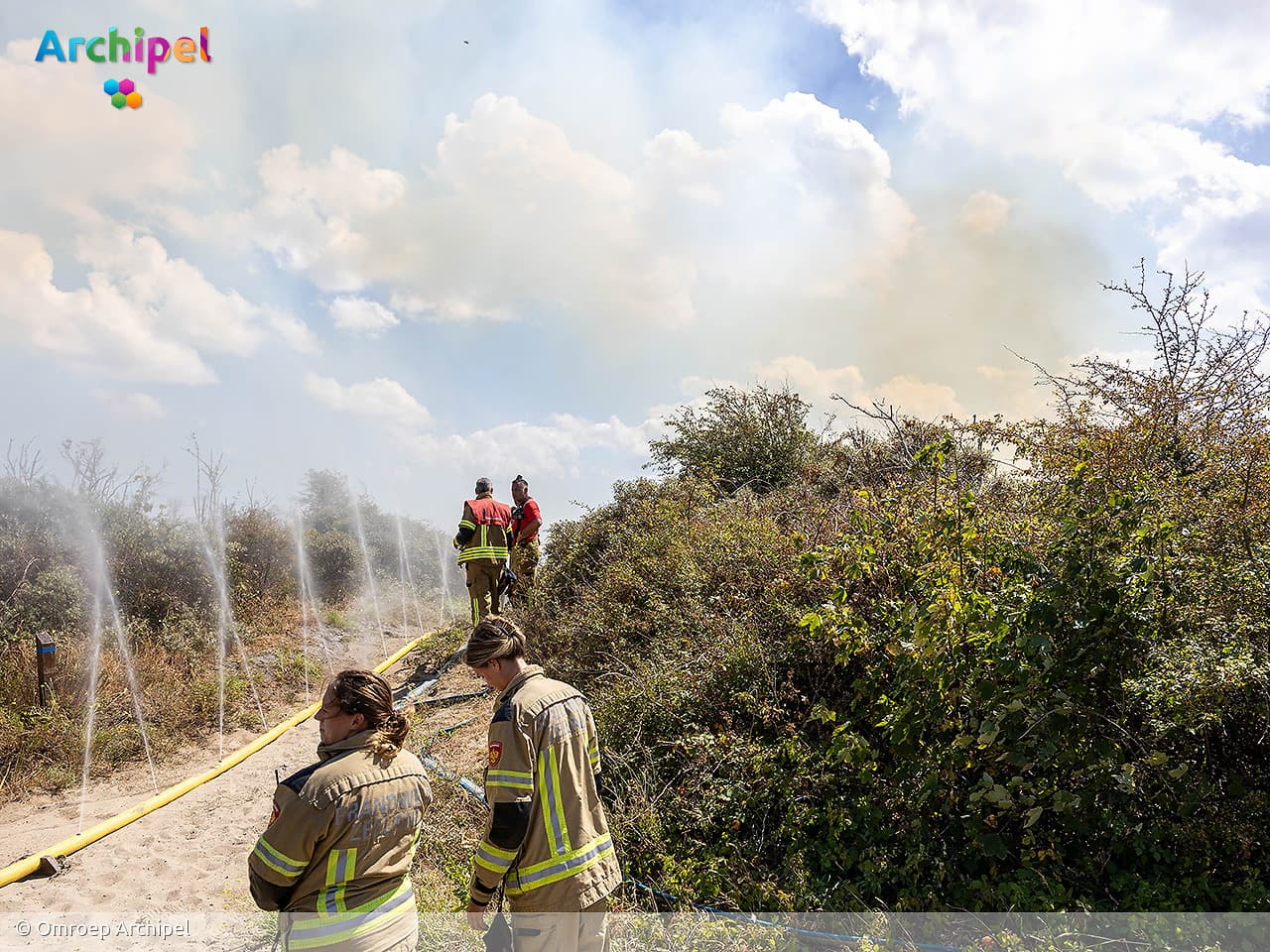 Natuurbrand Ouddorp opgeschaald naar GRIP 2, brandweerman gewond