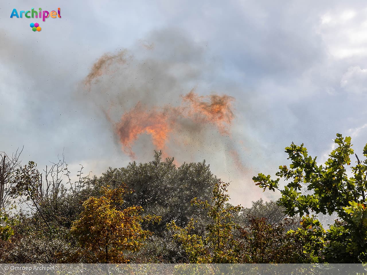Natuurbrand Ouddorp opgeschaald naar GRIP 2, brandweerman gewond