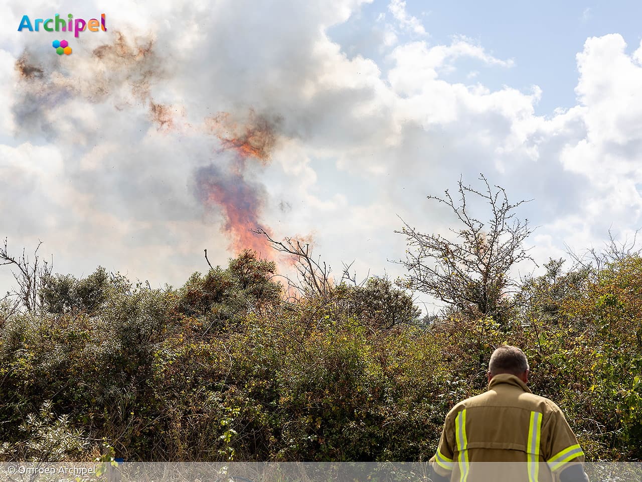 Natuurbrand Ouddorp opgeschaald naar GRIP 2, brandweerman gewond