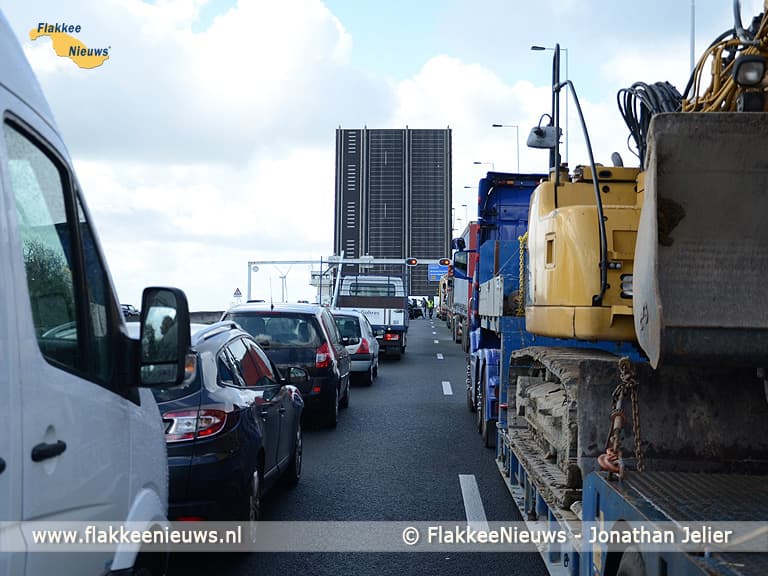 Kilometers file door kapotte Haringvlietbrug