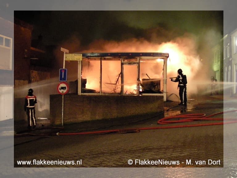 Speelgoedwinkel gaat in vlammen op (video)