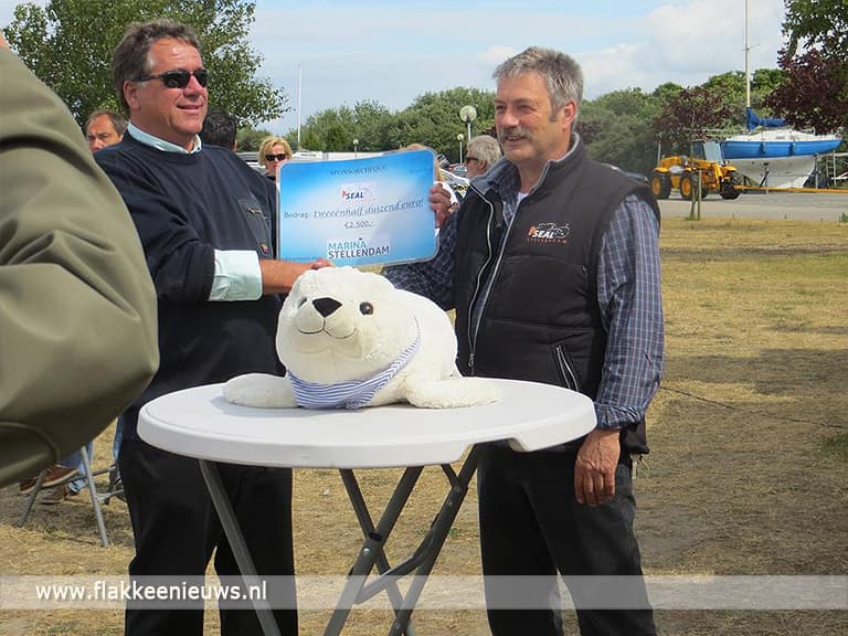 Marina Stellendam overhandigt cheque aan A Seal zeezoogdierenopvang