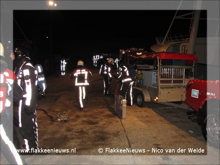 Brandweer oefent scheepsbrandbestrijding in Stellendam