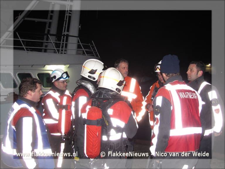 Brandweer oefent scheepsbrandbestrijding in Stellendam