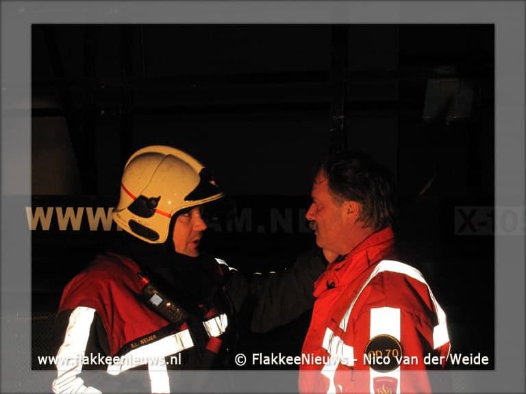 Brandweer oefent scheepsbrandbestrijding in Stellendam