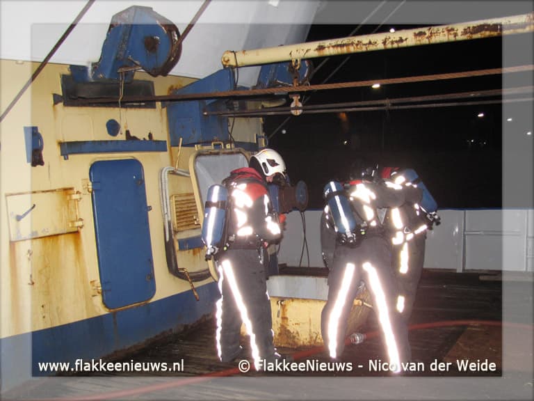 Brandweer oefent scheepsbrandbestrijding in Stellendam