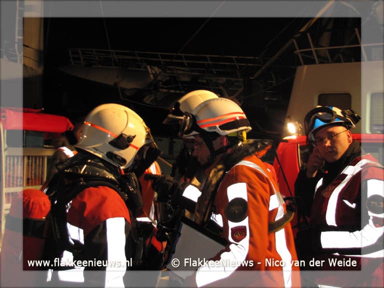 Brandweer oefent scheepsbrandbestrijding in Stellendam