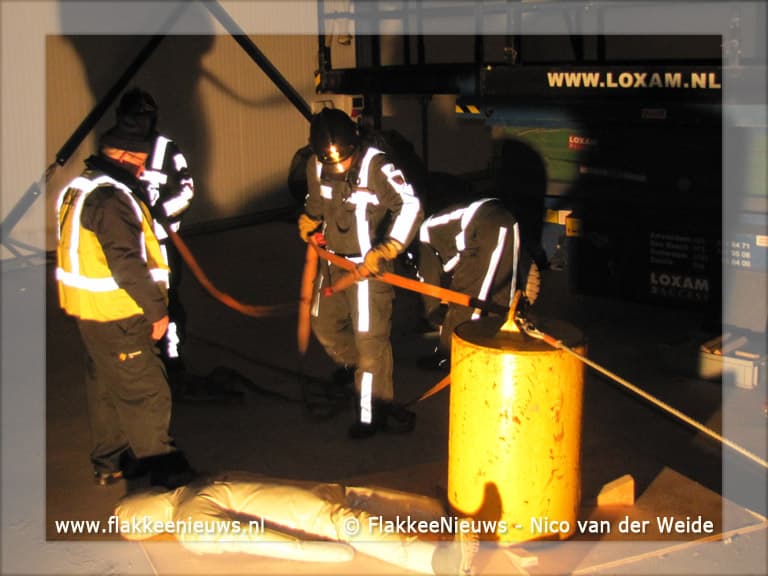 Brandweer oefent scheepsbrandbestrijding in Stellendam