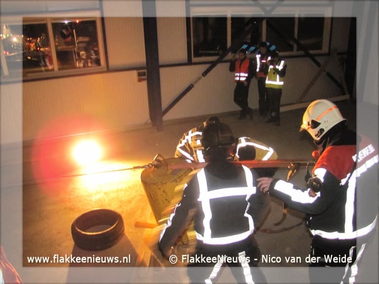 Brandweer oefent scheepsbrandbestrijding in Stellendam