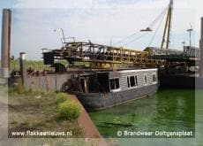 Leegstaande woonboot uitgebrand