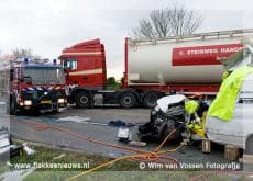 Frontale aanrijding tussen bestelbus en vrachtwagen