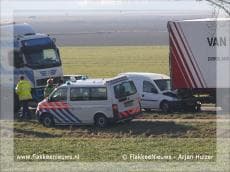 Aanrijding tussen twee vrachtwagens en bestelbusje