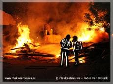 Sloopafval oude Ford garage in brand