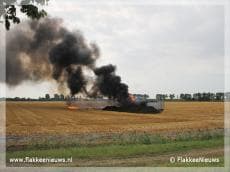 Vrachtwagen in brand op akkerland bij Herkingen