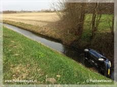 Auto in de sloot bij Dirksland