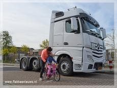 Kleuters krijgen verkeersles met de vrachtauto