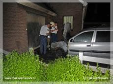 Auto in brand op oprit woonhuis