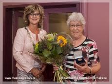 Mevrouw P.J. van de Graaf-Rijnsaard ontvangt gemeentepenning