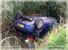 Auto te water bij Oude-Tonge