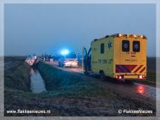 Vuilniswagen rijdt sloot in
