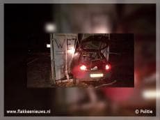Auto rijdt stilstaande container binnen