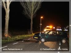 Auto tegen boom bij Den Bommel