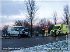 Voertuig tegen een boom