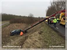 Auto over de kop bij Oude-Tonge