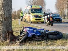 Motorrijder botst tegen boom