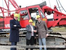 Wethouder Tollenaar slaat eerste paal windpark Hellegatsplein