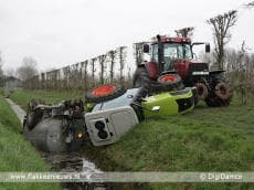 Tractor met giertank in de sloot