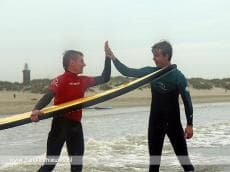 Ouddorpse surfschool geeft surfles aan mensen met beperking