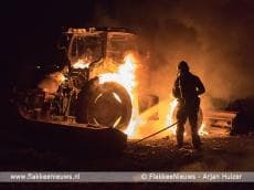 Tractor uitgebrand op het land