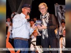 Uitreiking 3e CD Shantykoor aan burgemeester