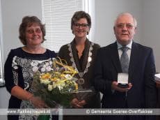 De heer Brooshoofd uit Oude-Tonge ontvangt gemeentepenning